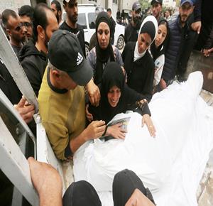 وداع وتشييع شهيدين في مستشفى الشفاء ارتقيا بنيران الاحتلال في حي الشيخ رضوان بمدينة غزة